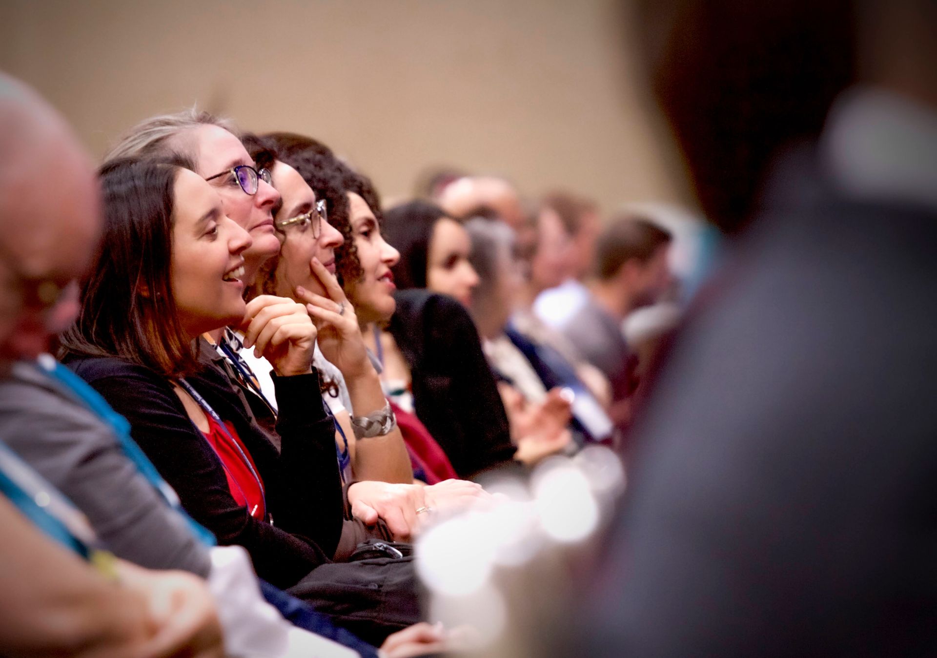 Victoria Méndez at a professional conference